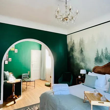 La Maison Au Toit اسباليون