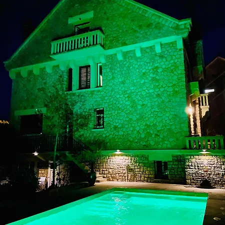 La Maison Au Toit اسباليون